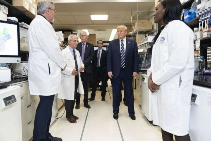 Kizzmekia Corbett, hennes chef Barney Graham och epidemiologen Anthony Fauci runt Donald Trump i laboratoriet på National Institute of Health.