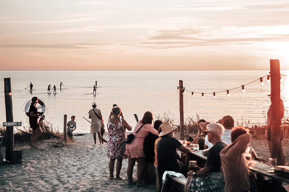 människor äter vi strand
