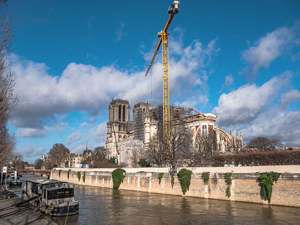 panoramautsikt över Notre -Dame de Paris som restaurerades efter att katedralen fattade eld
