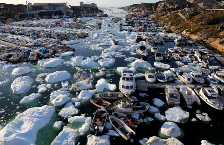 ILULISSAT, Grönland - 02 SEPTEMBER: Is flyter runt båtar i hamnen
