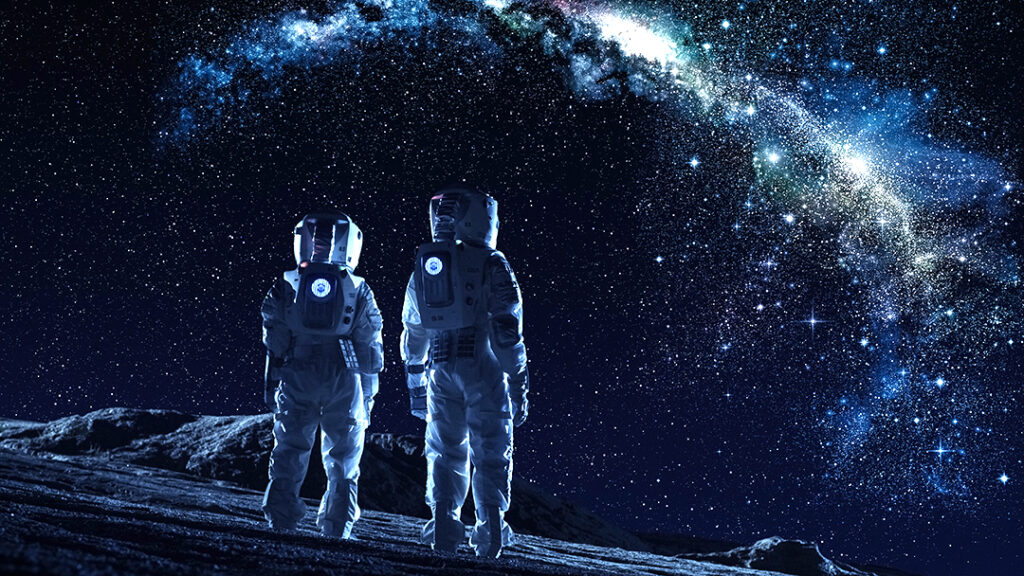 Besättning av två astronauter i rymddräkter som står på månen och tittar på Vintergatans galax.