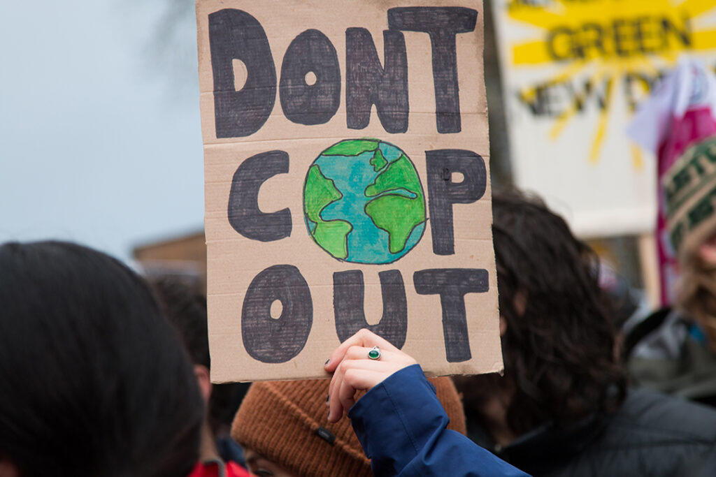 COP-protestskylt vid klimatprotestmarsch under COP26 i Glasgow, Skottland.