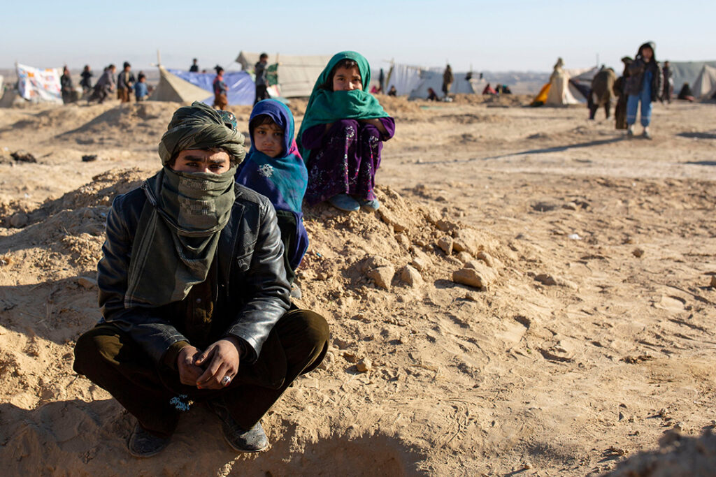  Afghanistan. En pappa och hans barn väntar på hjälp i flyktingläger
