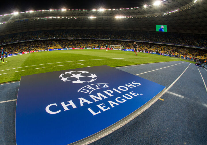 UEFA Champions Leagues logotyp på löparbanan