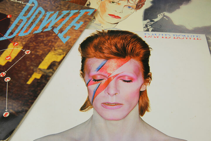 Närbild av omslagssamling för vintage vinylskivor från sångaren David Bowie