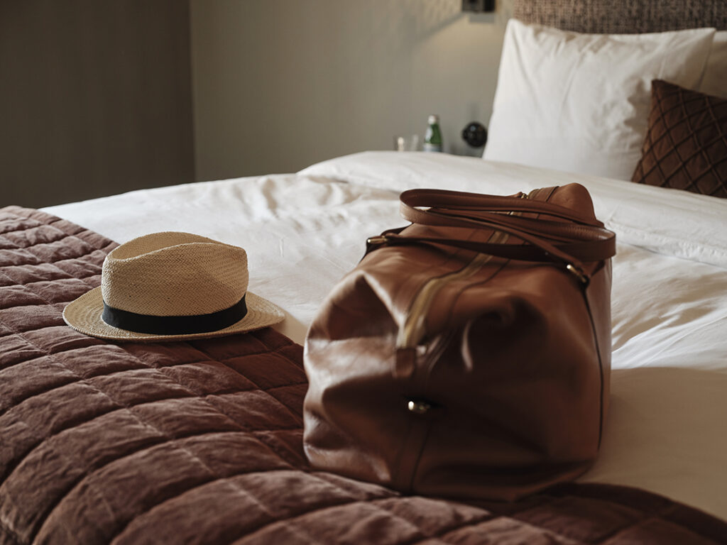 Ad Astra by Elite hatt och väska på säng