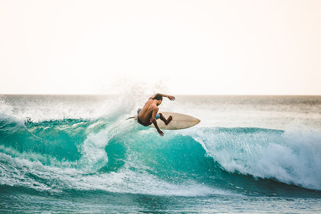 surfare som rider på vågorna