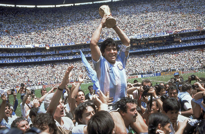 arkivfoto 29 juni 1986 håller Diego Maradona upp pokalen efter att Argentina besegrade Västtyskland med 3-2 under en final i fotbolls-VM på Atzeca Stadium i Mexico City.