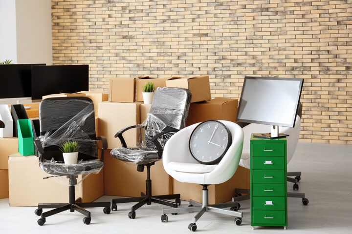 packade kontorsmöbler i ett tomt kontor