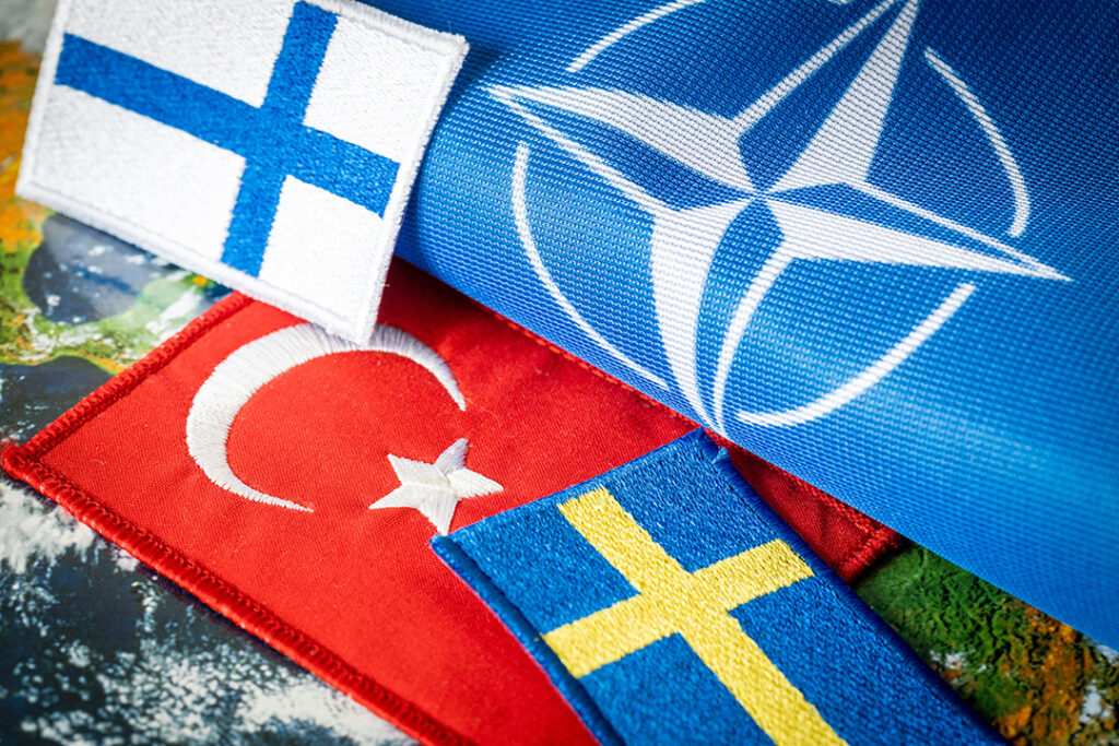 turkisk flagga bredvid Finlands och Sveriges flaggor samt Natos flagga