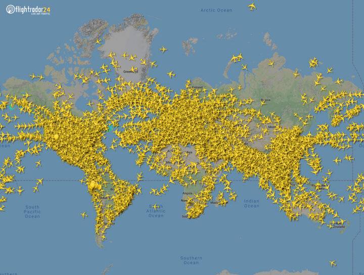världskarta med massor av små flygplan utplacerade
