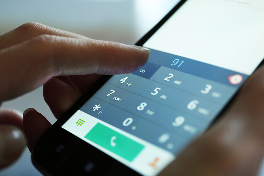 Fingertryck nummer på smartphone för att ringa ett samtal
