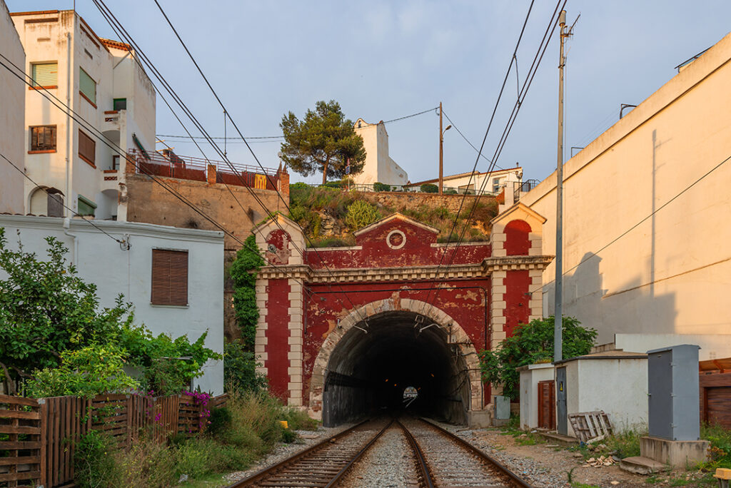 Gammal järnvägstunnel på ett populärt turistmål vid Medelhavskusten i Sant Pol de Mar