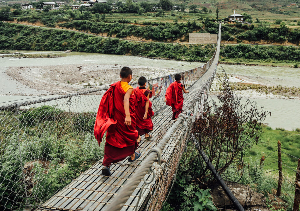 munkar som går över en bro