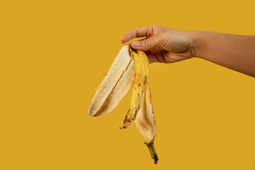 beskuren bild av mannen som håller bananskal i handen