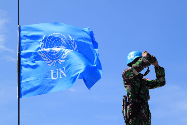 En FN-soldat spanar med kikare