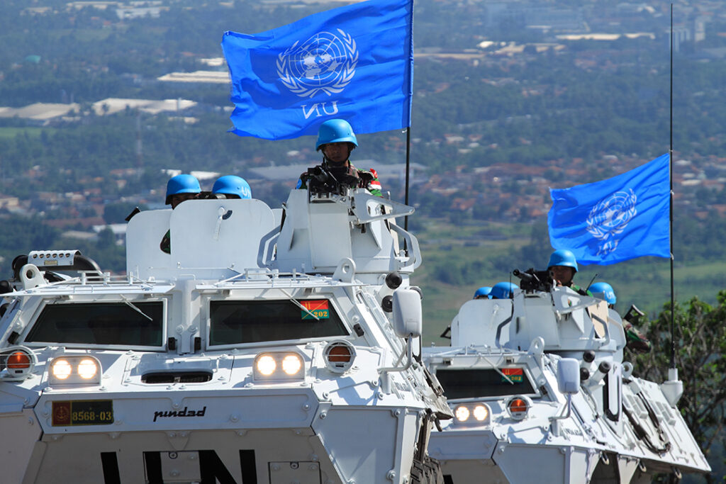 FN-konvoj med panasarvagnar