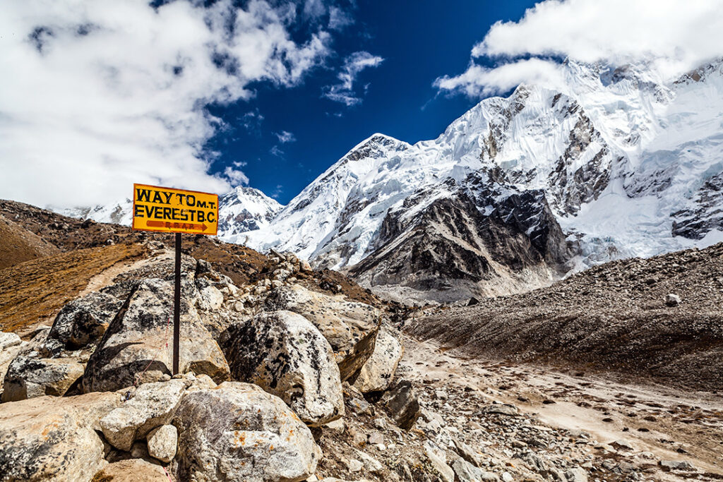 Gångstig till Mount Everest Base Camp vägvisare i Himalaya, Nepal. Khumbu glaciär och dal snö på bergstoppar, vacker utsikt landskap