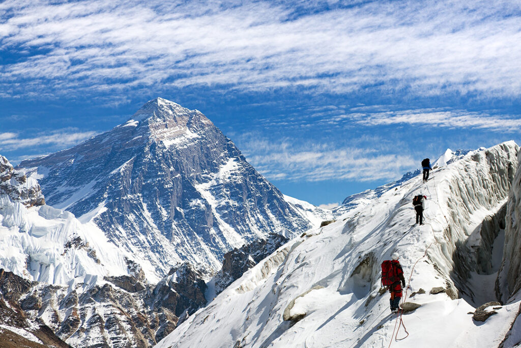 utsikt över Everest från Gokyo-dalen med en grupp klättrare på glaciären, vägen till Everests basläger, Sagarmatha nationalpark, Khumbu-dalen, nepalesiska Himalaya