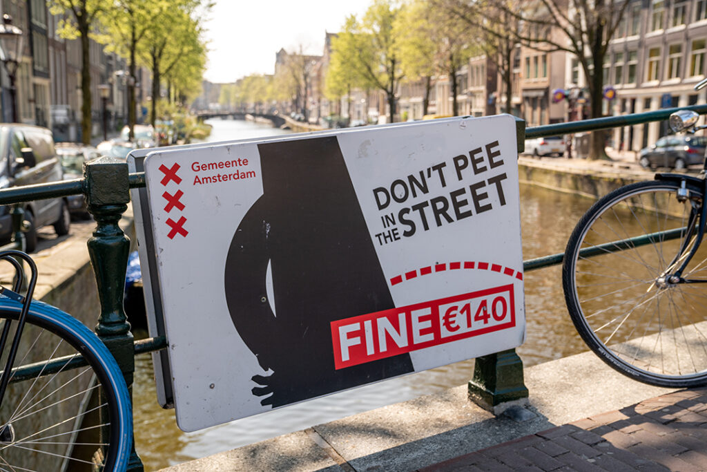 Ingen kissning på gatorna varningsskylt på engelska i Red Light District i Amsterdam