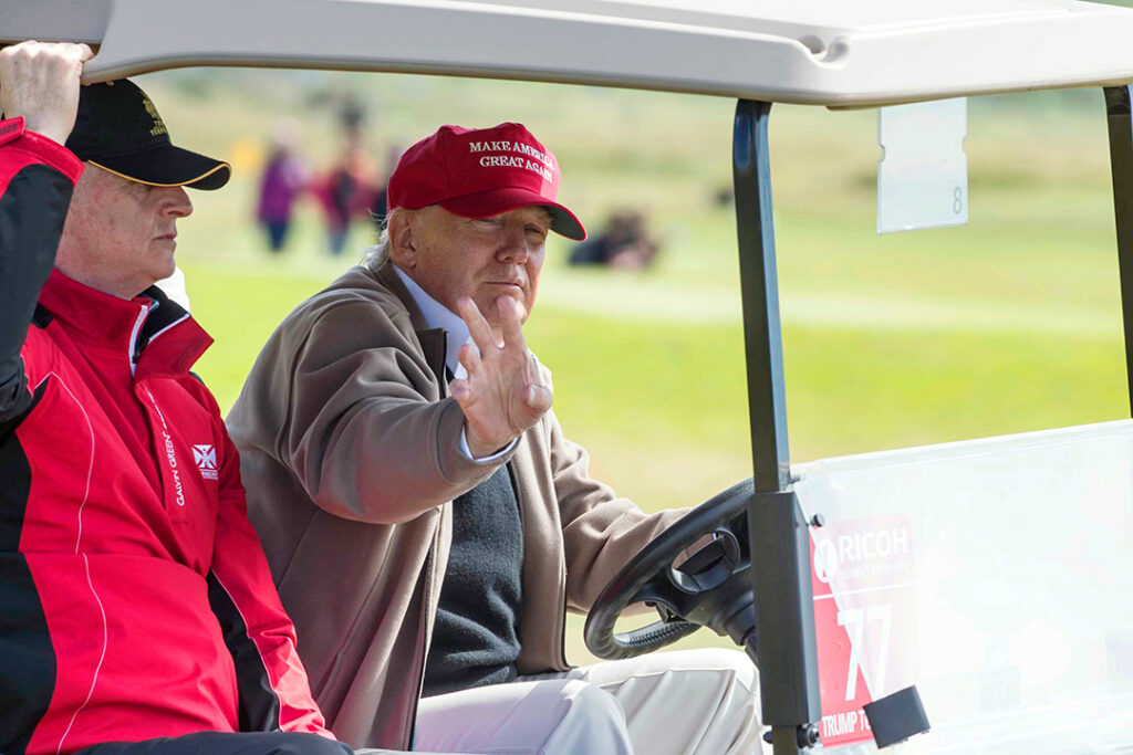 Donald Trump i en golfbil