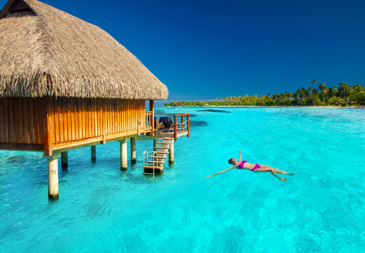 Maldiverna bungalo i vattnet