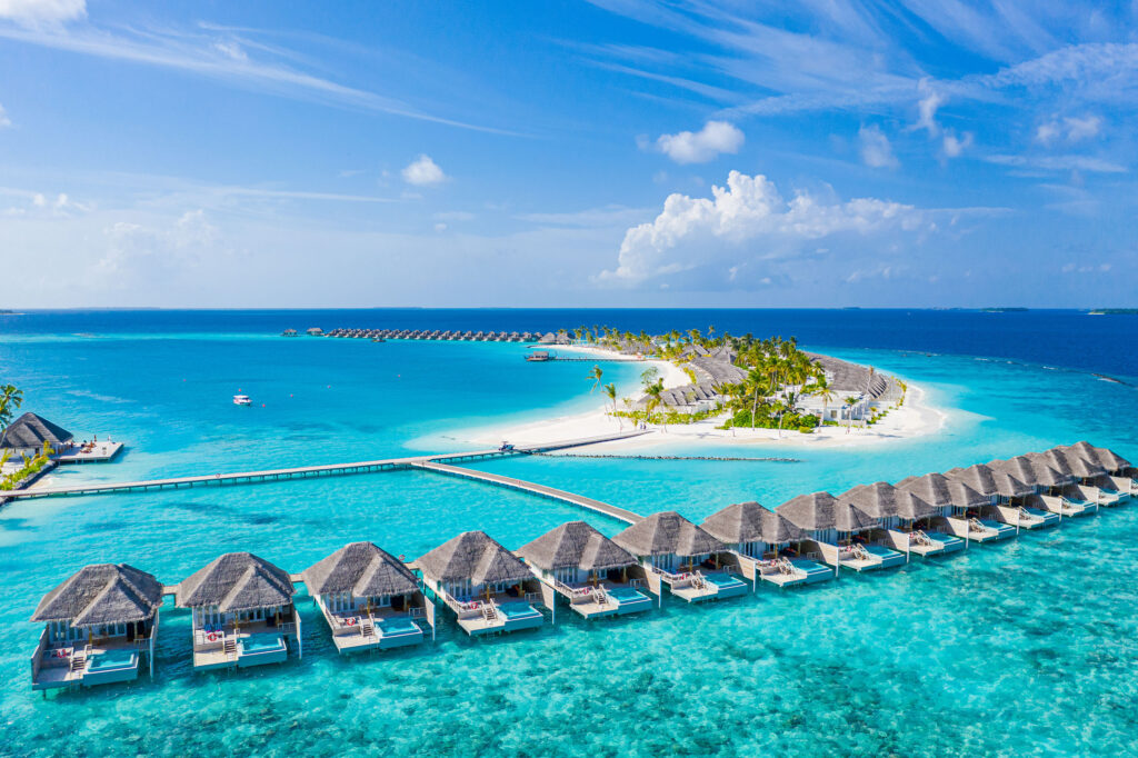 Maldiverna flera bungaloer i vattnet
