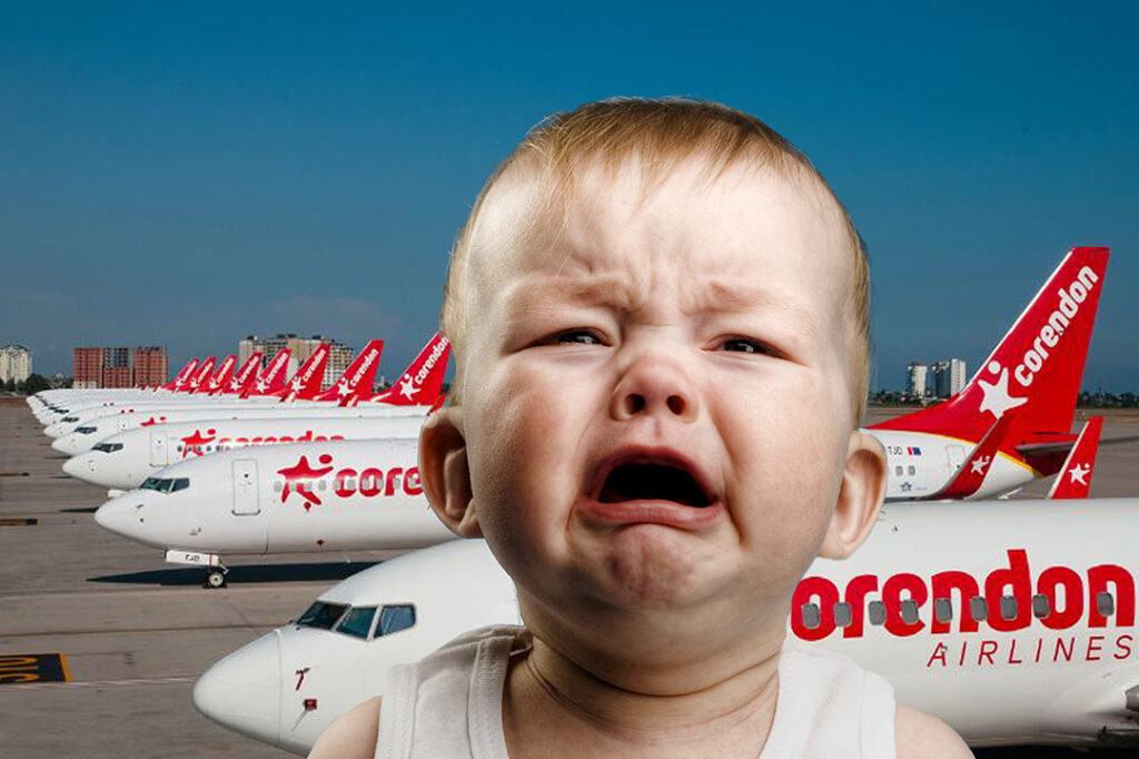 litet barn gråter i förgrunden flygplan från Corendeon i bakgrund