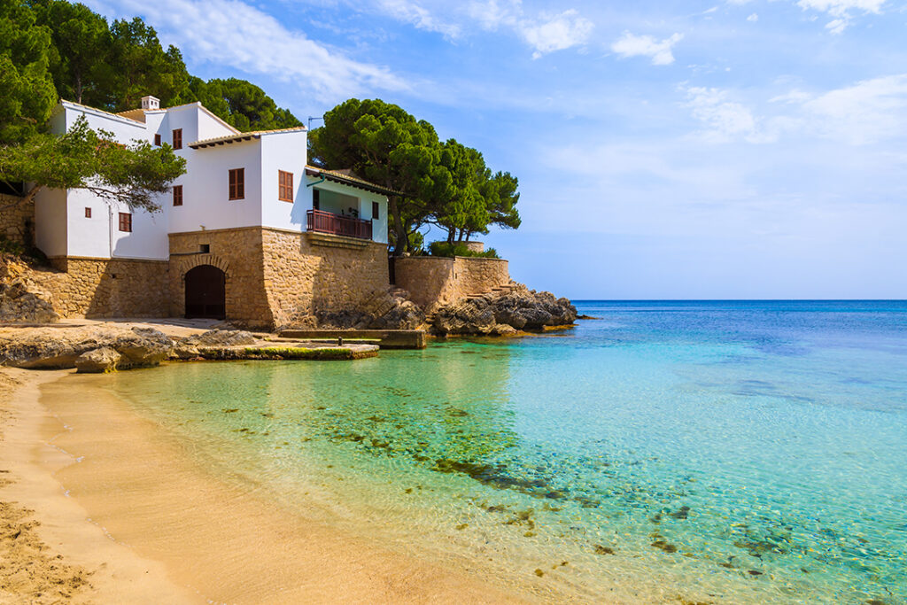 Ett hus vid stranden på Mallorca