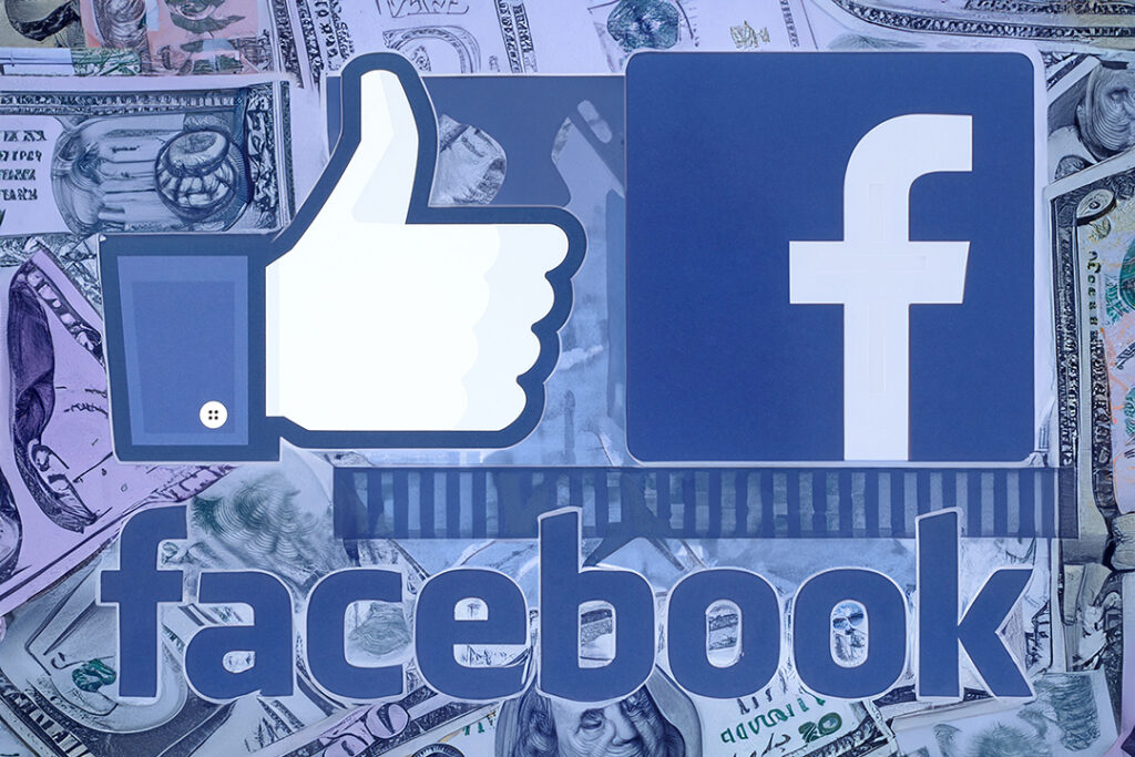Facebook logotyp med en bakgrund av sedlar