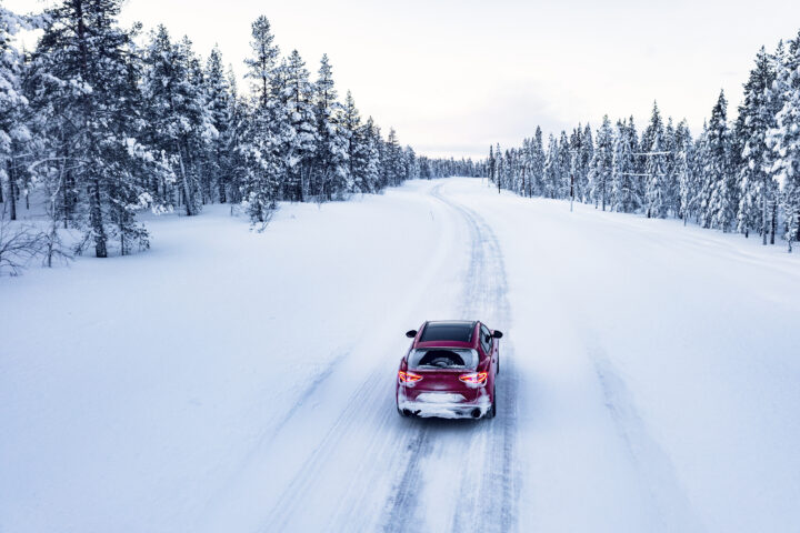 Bil kör i ett vinterlandskap