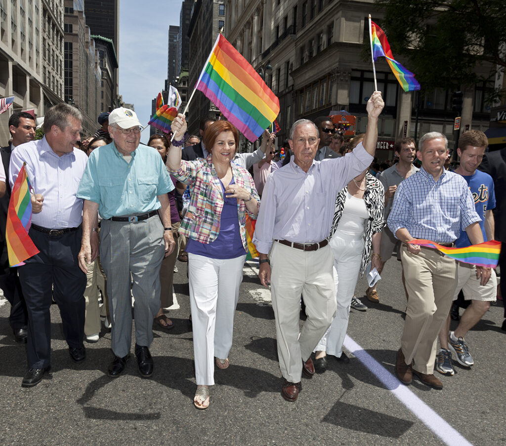 Borgmästare Michael Bloomberg med Kommunfullmäktiges talman Christine Quinn deltar i New York Citys Pridemarsch