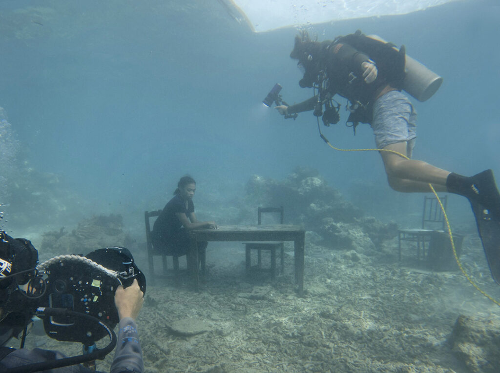 en bakom-kamera-scen där man ser dykare och kameramannen