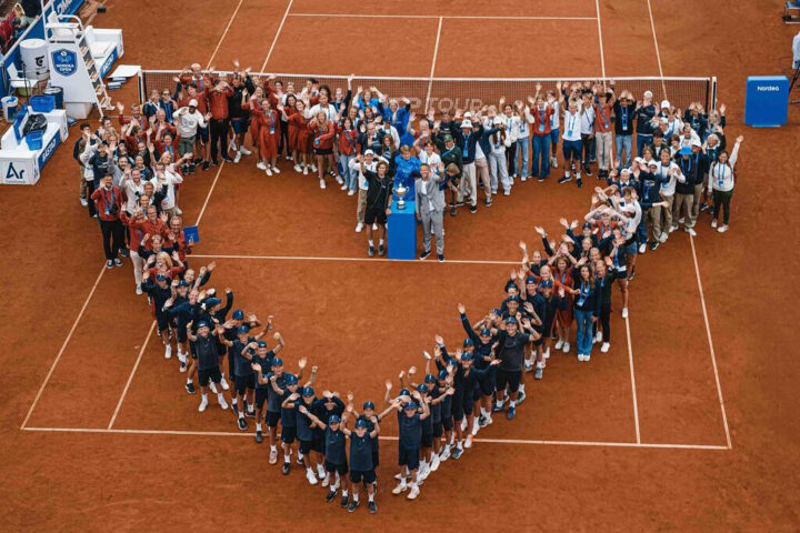 Båstad funktionärer bildar ett hjärta på tennisplanen