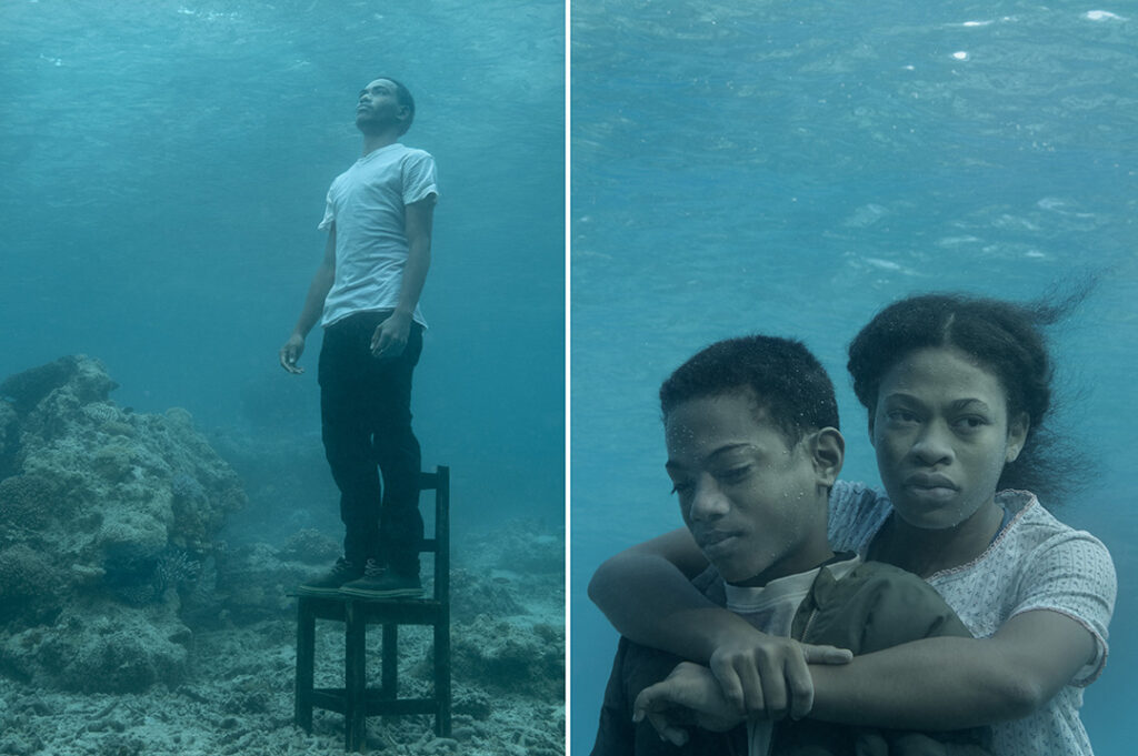 Dityk; vänster en man som står på en stol under vattnet och tittar mot ytan. Höger: en kvinna håller om sin bror under vattnet.