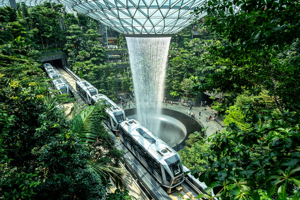 ett tåg på Singapores flygplats