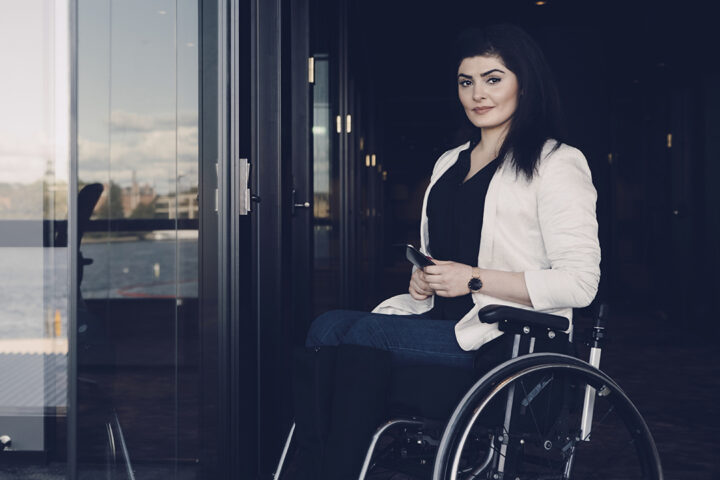 Kvinna i rullstol