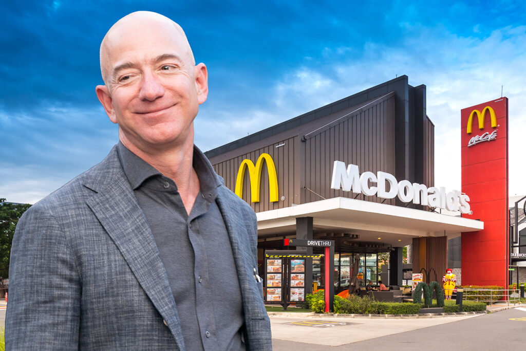 Jeff Bezos framför ett McDonalds