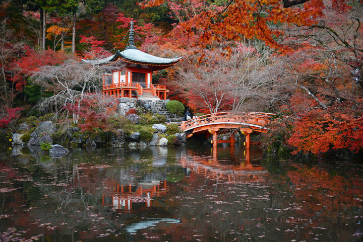 japanskt minitempel vid floden