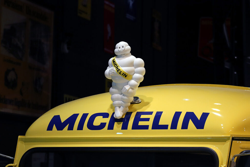 Michelin-gubben på ett biltak