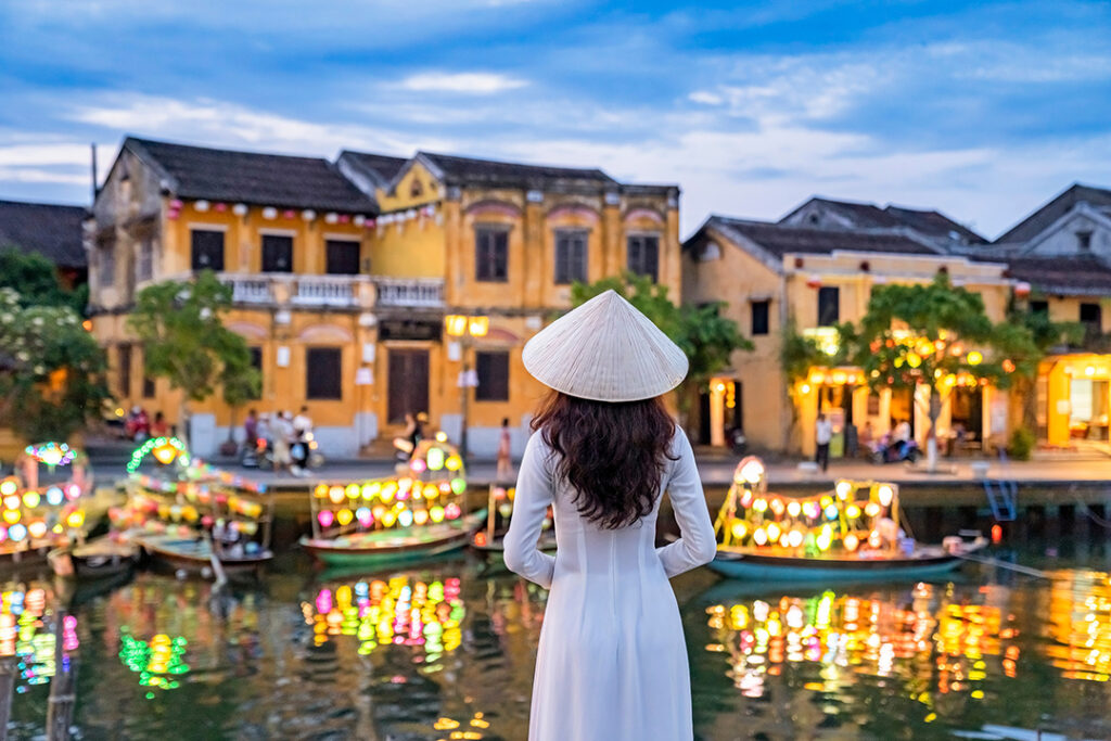 kvinna står vid floden i Hoi An