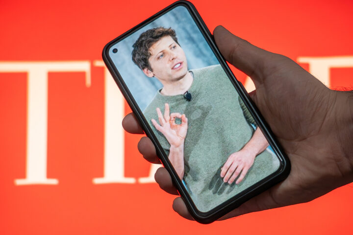 En redaktionell bild av OpenAI:s vd Sam Altman, som är på förstasidan av tidningen Time som årets vd.