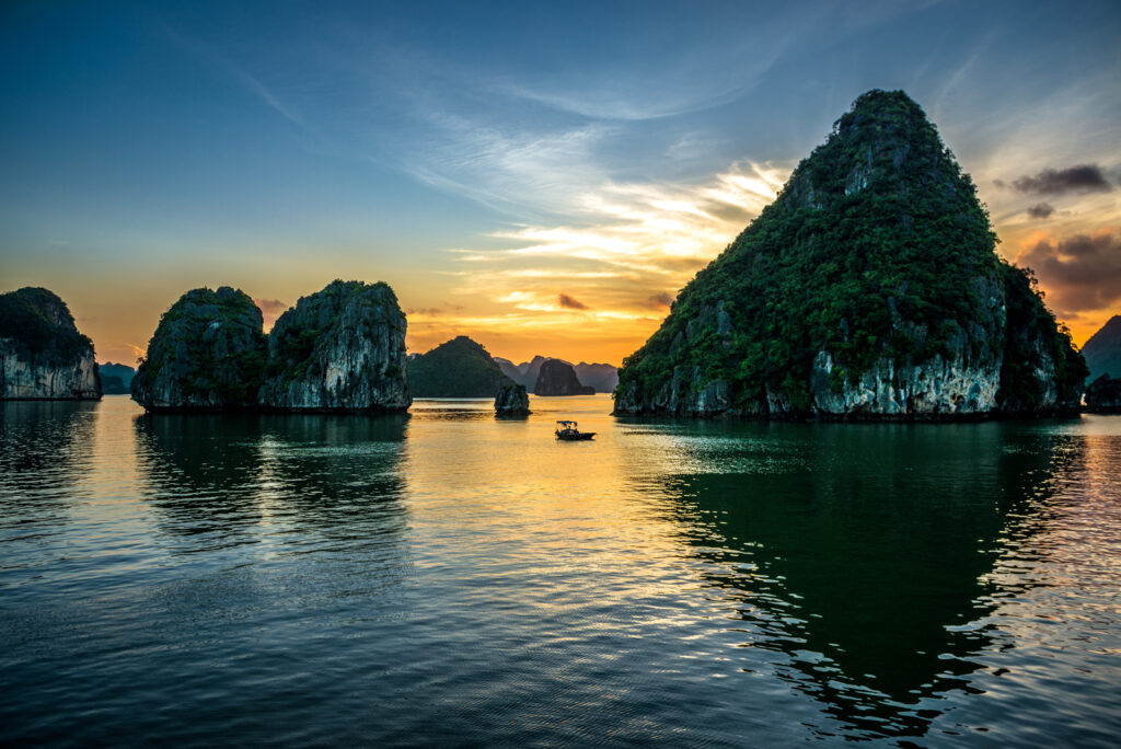 solnedgång i Halong bay