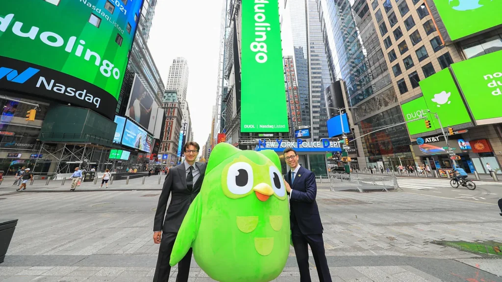 Luis von Ahn (höger) och Severin Hacker (vänster) Duolingo. Duo, den gröna ugglans maskot