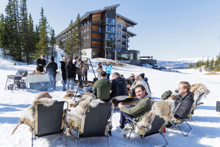 Besökare utomhus i Åre