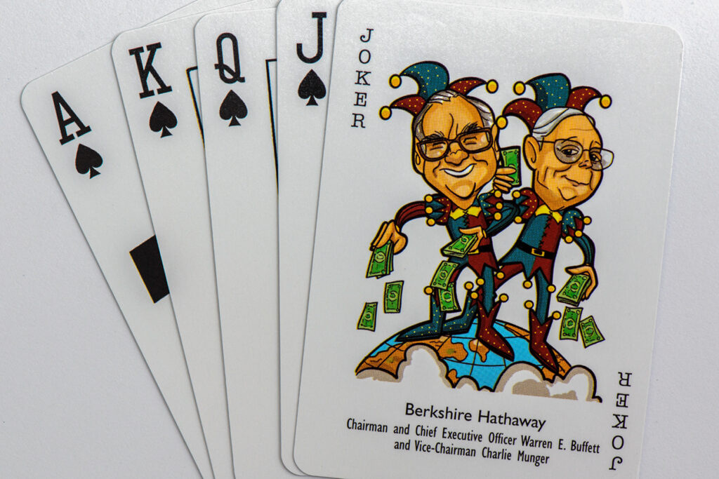 Warren Buffett och Charlie Munger som jokrar i ett kortspel