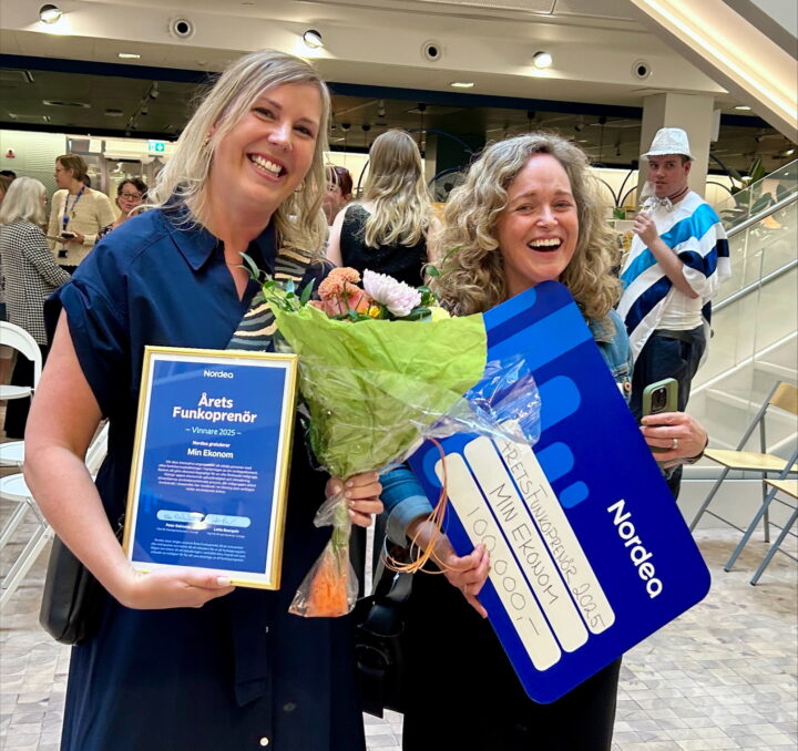 De glada vinnarna Linnea Källgård och Cecilia Lindholm