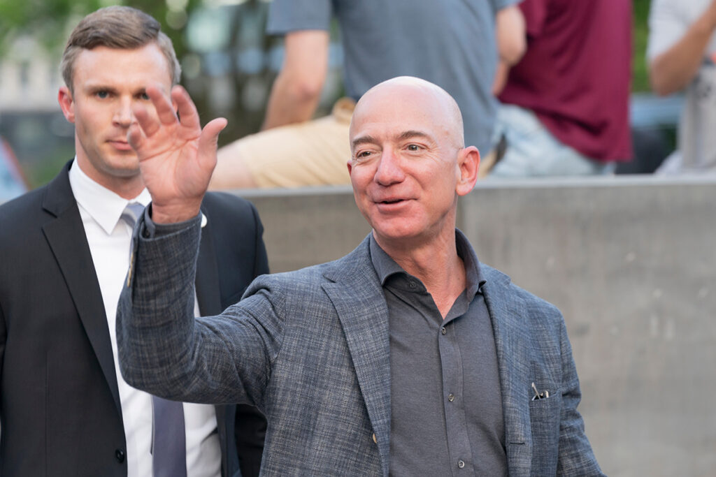 Jeff Bezos och en livvakt