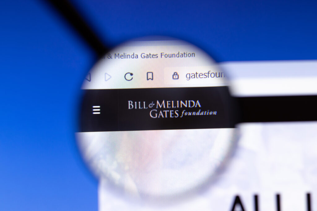 Förstorningsglas som förstorar loggan på Bill & Melinda Gates Foundation