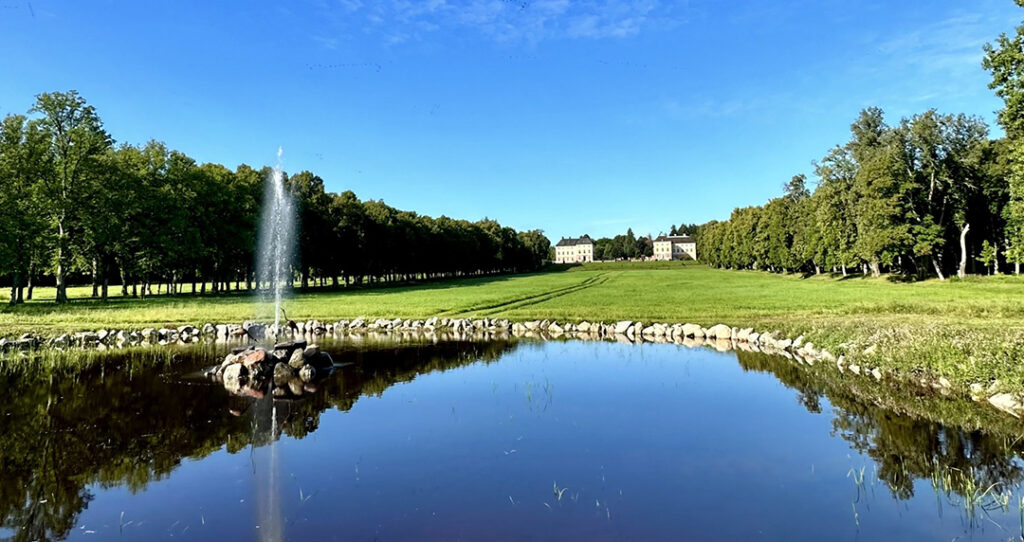 En damm i slottsmiljö